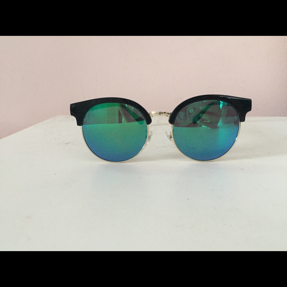 Oversized reflective sunglasses